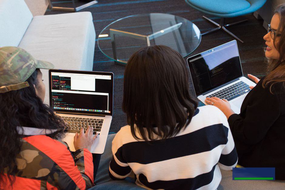 Vì sao trang phục ảnh hưởng đến hiệu suất khi đi hackathon