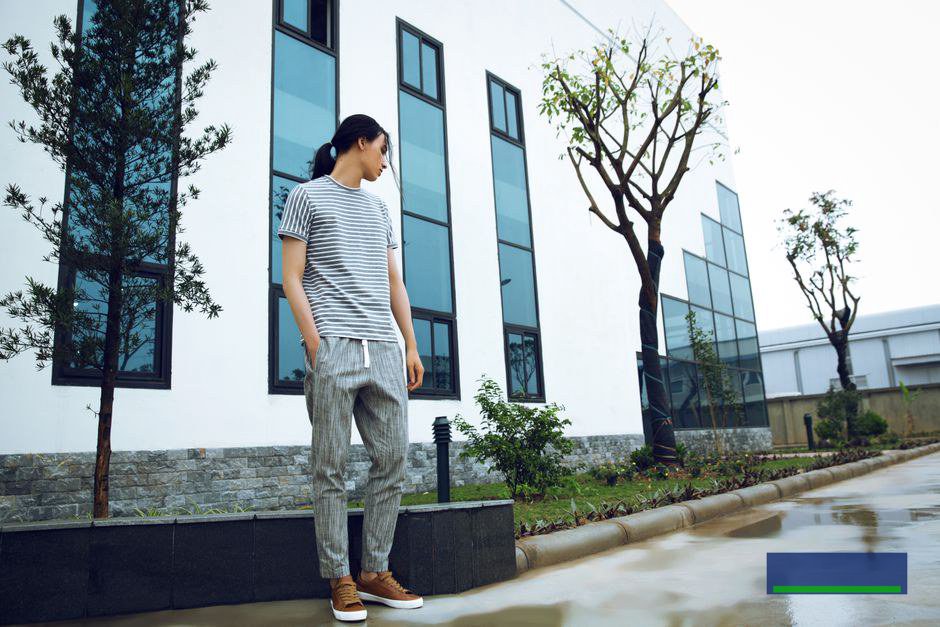 Tủ đồ smart-casual cho dân công nghệ: áo thun nam phong cách tối giản và cách layer khi đi làm hybrid